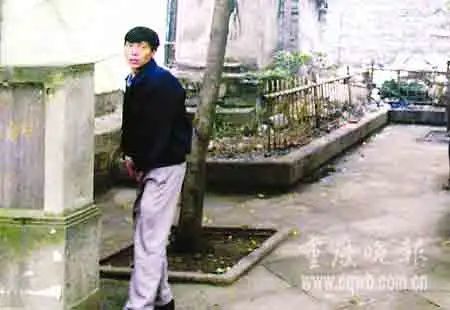 媒体就曾曝出重庆革命先烈纪念碑成公厕,5个小时之内有163人撒尿的