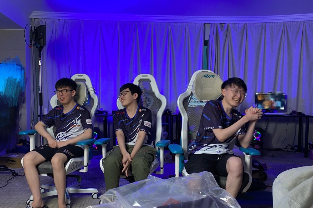 战队(chalice下赛季要加入rng),有时候甚至连ob解说团组的magma都打