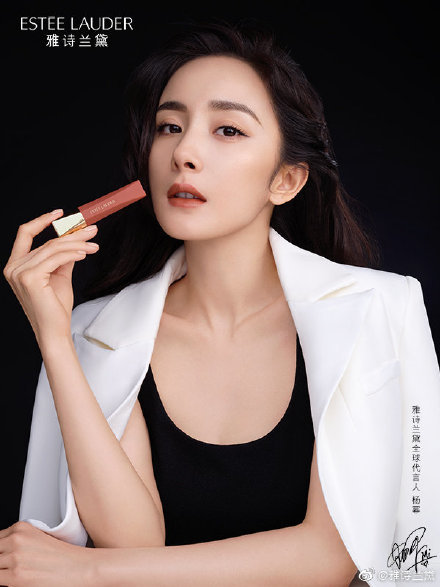 女明星戚薇说,女生是很简单的动物,只要买到一支喜欢的口红,一整天都