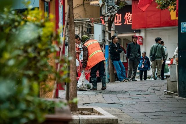 人用辛勤的汗水換來了城市的整潔總是能在鎮雄的街頭看到他們的身影