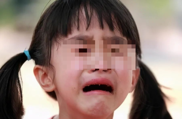 6岁小女孩当街被打痛哭求饶:"妈妈我错了,求你别打了!