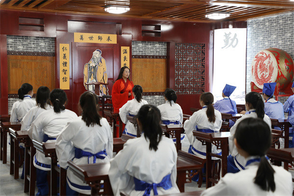 在疏勒县东营第二希望小学,每到星期三下午第二节课下课后,三年级五班