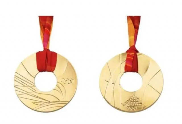 2006年都灵冬奥会奖牌奖牌背面是赛会英语,法语官方名称,还有2010年