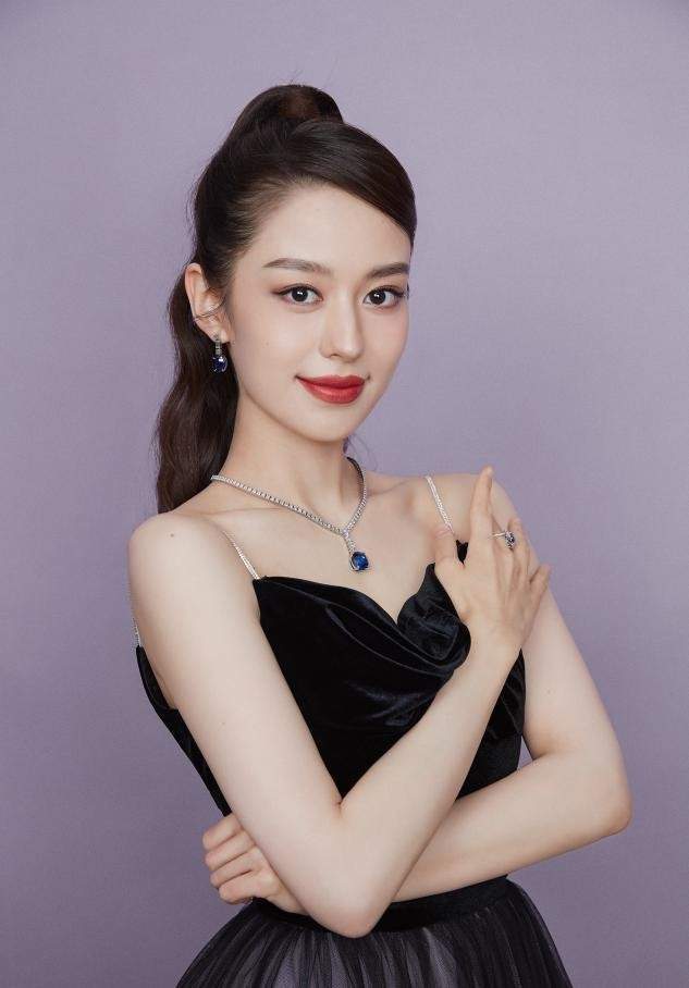 吉娜终于找对风格了舍弃大红唇太明智选对礼服贵气感立马来了