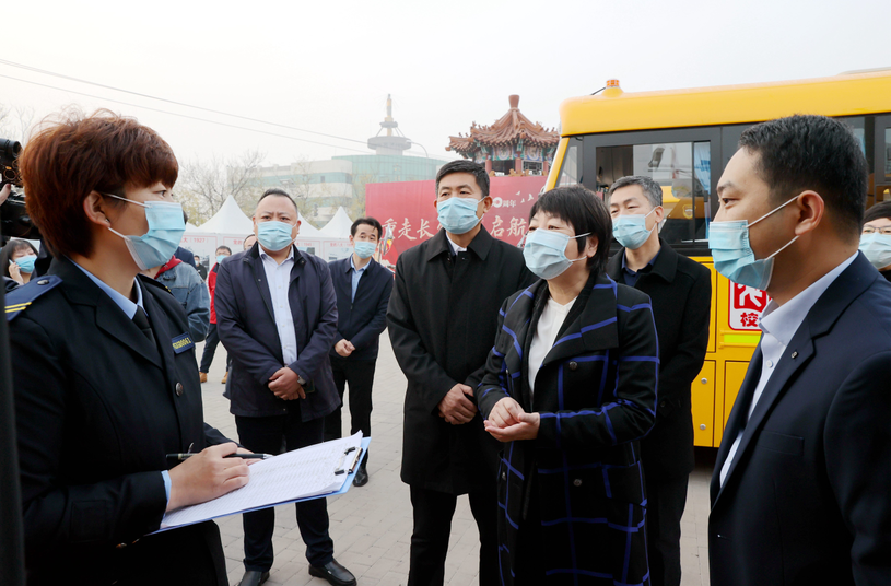 向群众汇报请群众阅卷 西青区校车试点运营发车为学生筑牢安全屏障 腾讯新闻