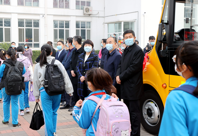 向群众汇报请群众阅卷 西青区校车试点运营发车为学生筑牢安全屏障 腾讯新闻