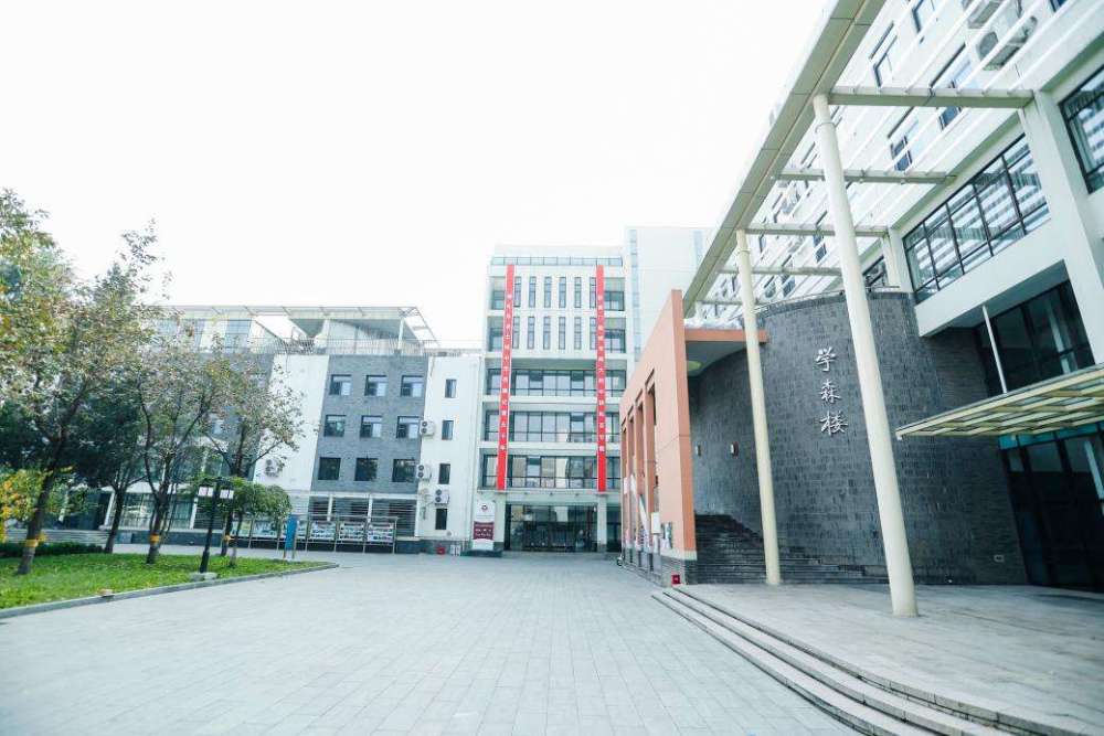 北京师大附中:用杰出校友名字命名学校楼宇_腾讯新闻
