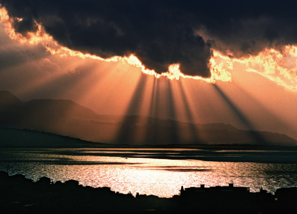 由于形式美的摄影艺术作品在形式上会有 突出之处,强烈的形式感必然会