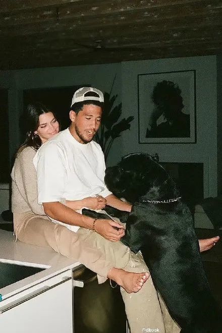 devin booker当众索吻kendall jenner,闪瞎众人!