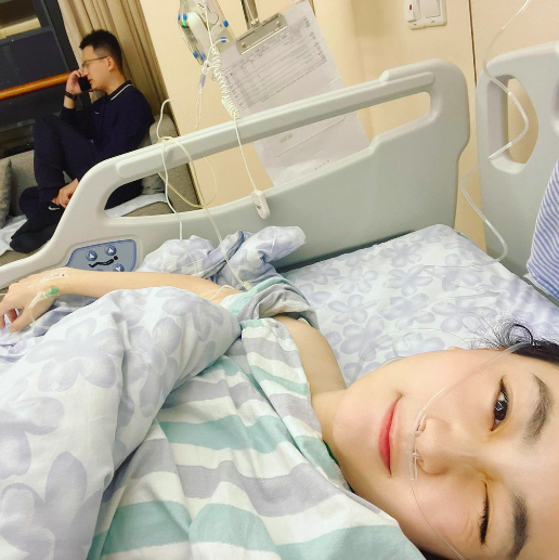 面对未知的结果,李蕴依旧非常乐观,她插着喉管和尿管,拿着手机自拍