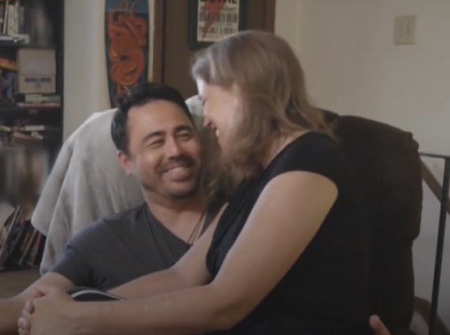 英国女子电视上给男友喂奶称这有助于改善关系让彼此更加亲近