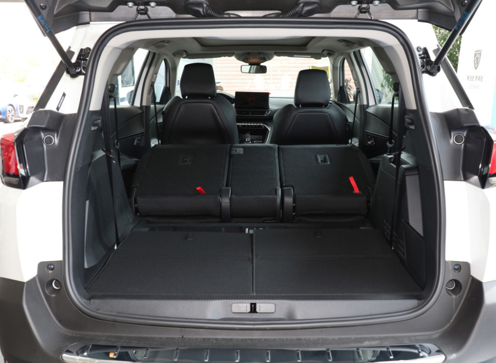 再来看标致5008的乘坐空间,结合到我们之前的体验,这款车的第二排空间