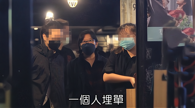 53岁伍佰携妻子外出聚餐，并肩而坐十分甜蜜，结婚18年仍恩爱如初