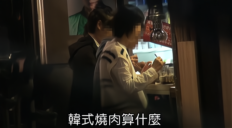 53岁伍佰携妻子外出聚餐，并肩而坐十分甜蜜，结婚18年仍恩爱如初