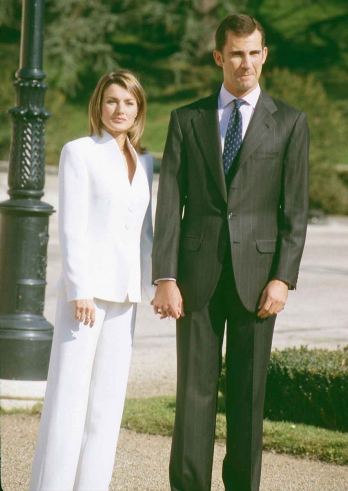 一本名为《为陛下服务》的新书出版了,作家费尔南多·鲁埃达在书中称