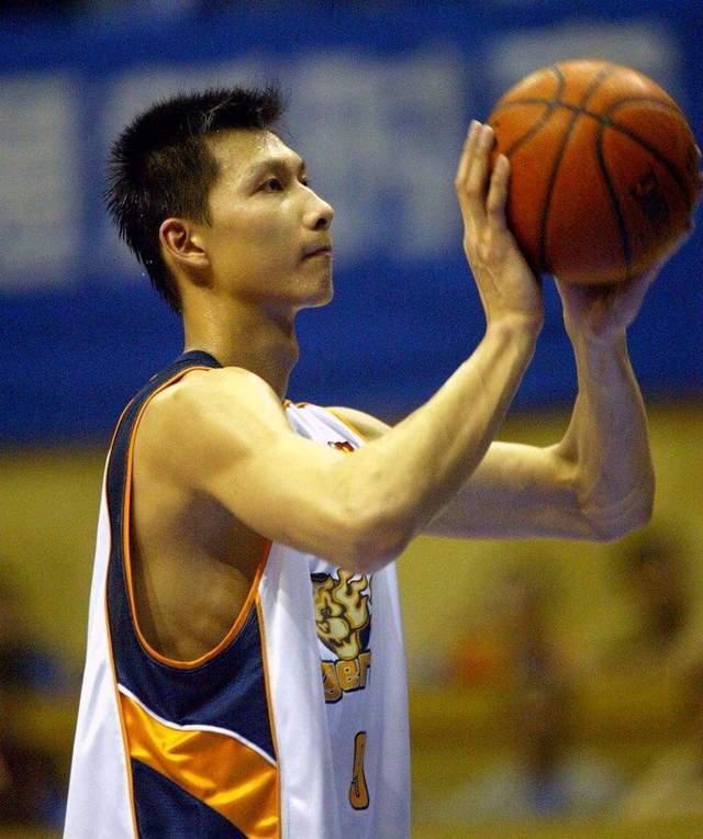 易建联34岁生日记争议也无法阻挡的中国男篮绝代大前锋