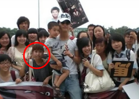 贺峻霖和妈妈坐地铁迷路贺爸在对面也没看见幸亏粉丝及时指路