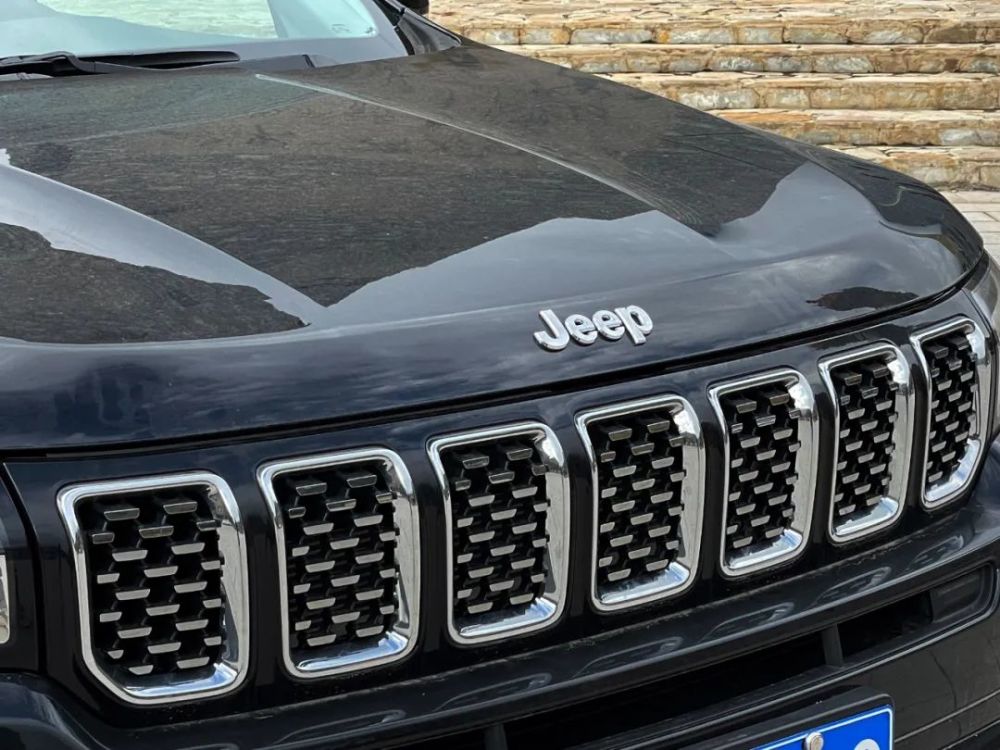 但在细节上还是有不少的优化:全新星耀梯形参数化烫印七孔格栅与双翼