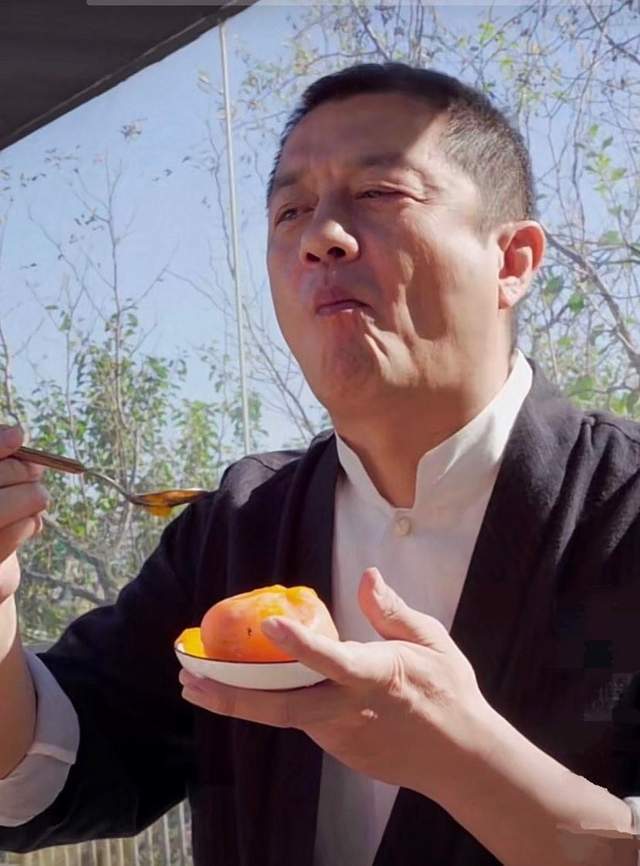 李亚鹏挤不进去的世界就别硬挤了你油腻的状态好尴尬啊