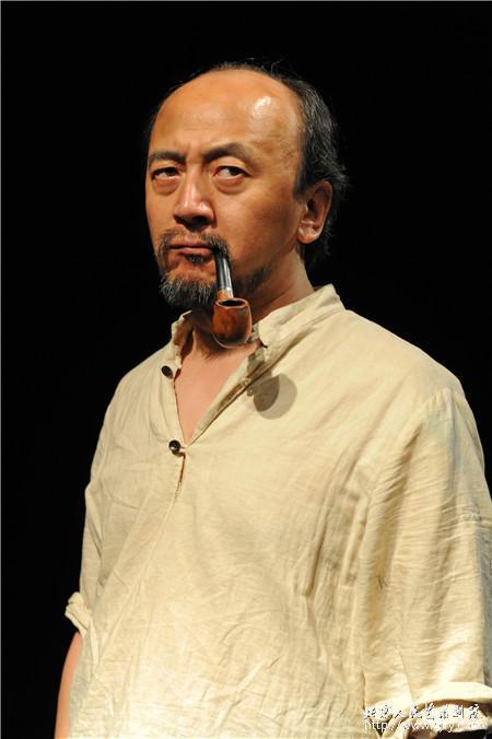 杨庆生通过数字影像技术构成的舞台语言将梵高的画作与人生进行了紧密