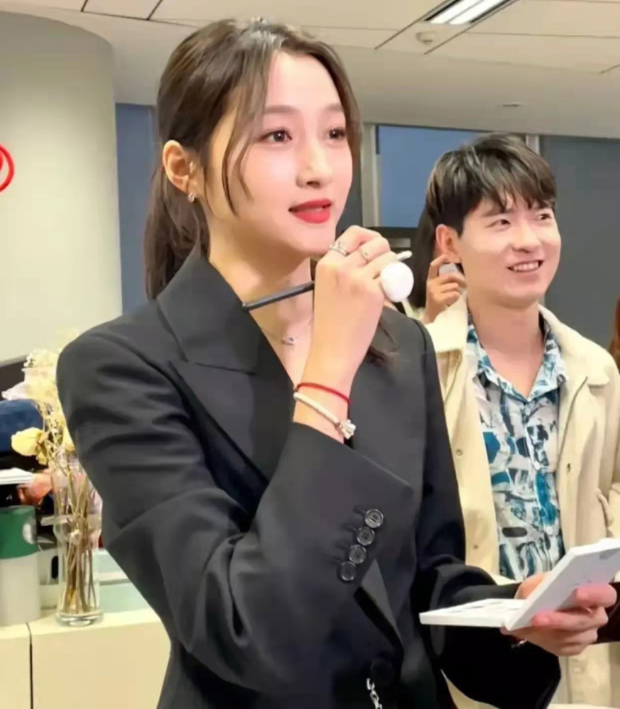 关晓彤穿西装亮相引发热议与53岁的胡军同框被指像同龄人