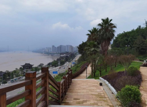 才建好的龙洲湾公园又要改造原来是施工方搞了个乌龙