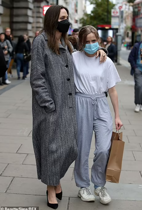 朱莉带女儿扫百元便宜货仅用60秒，13岁薇薇安又冷又怕一脸委屈