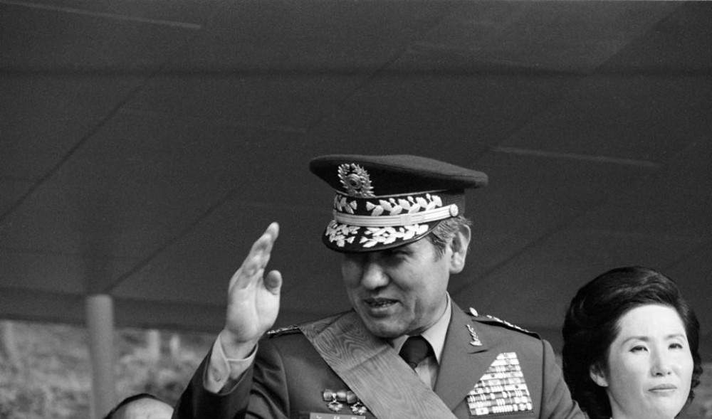 人物|"普通人"卢泰愚的功过一生_腾讯新闻