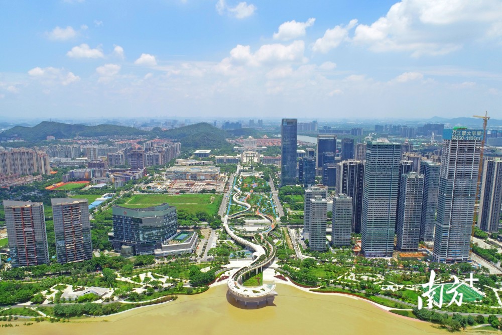 享受秋日闲暇;德胜河畔,一河两岸城市客厅风景如画,高空俯瞰,德胜新城