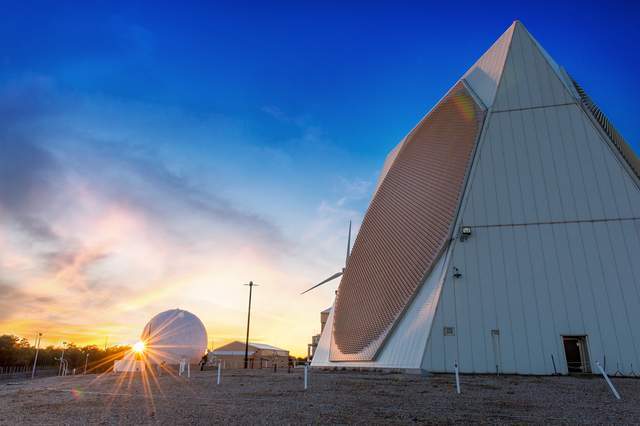 目前美国使用的弹道导弹预警雷达包括"丹麦眼镜蛇","铺路爪",海基x
