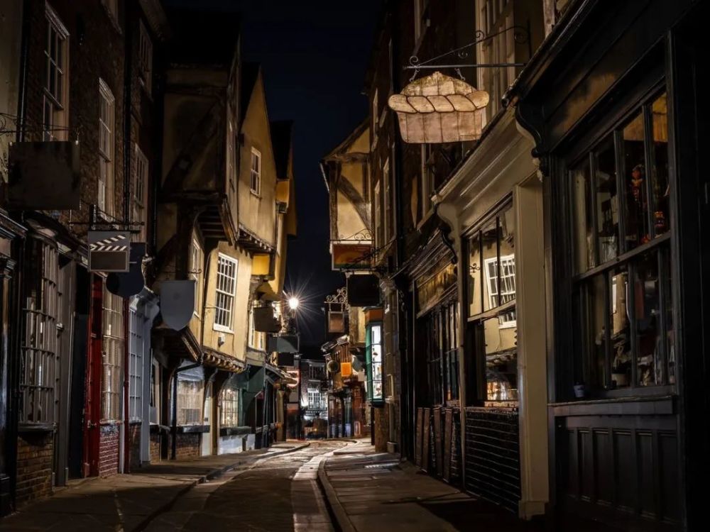 约克大学国际学院开在对角巷旁边的学校