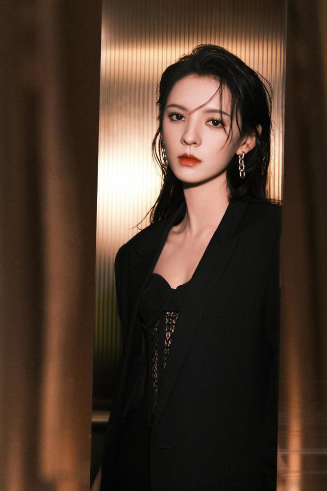 张予曦有"原装脸"就是自信,穿黑色西装也不显沉闷,又美又飒!