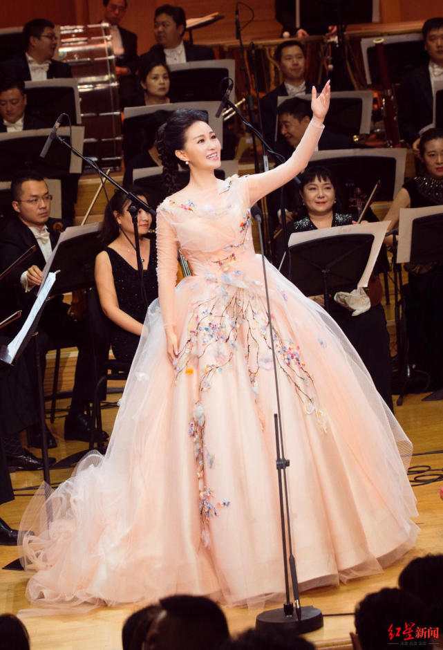 的声乐事业还很年轻需要我们有不同的实践雷佳此前多次来到成都演出