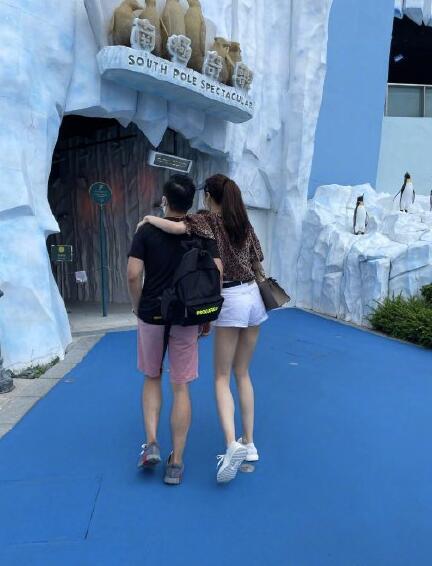 熊黛林晒与老公背影照庆结婚五周年 两人恩爱搭肩惹人羡