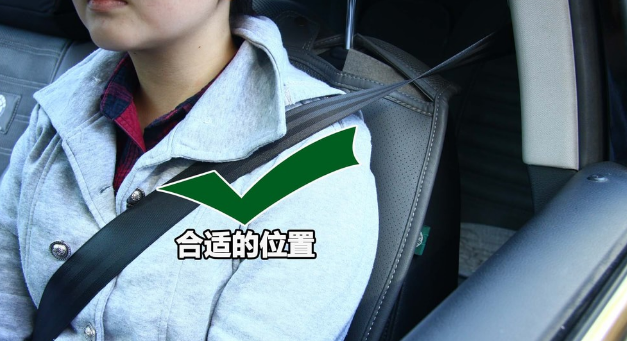 男子两次考科目二,均因安全带系在副驾驶