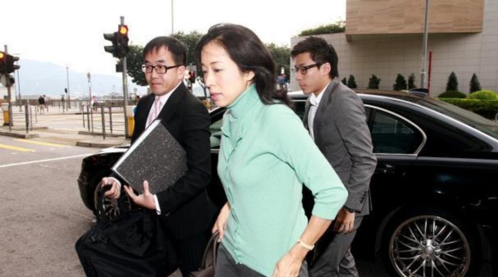 63岁朱玲玲不愧是港姐出身,戴墨镜丝巾显贵妇范儿,毫无岁月痕迹_腾讯