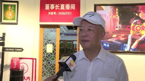 中山市霞湖世家服饰有限公司董事长郭长棋说:"这件衣服御寒能力比较强