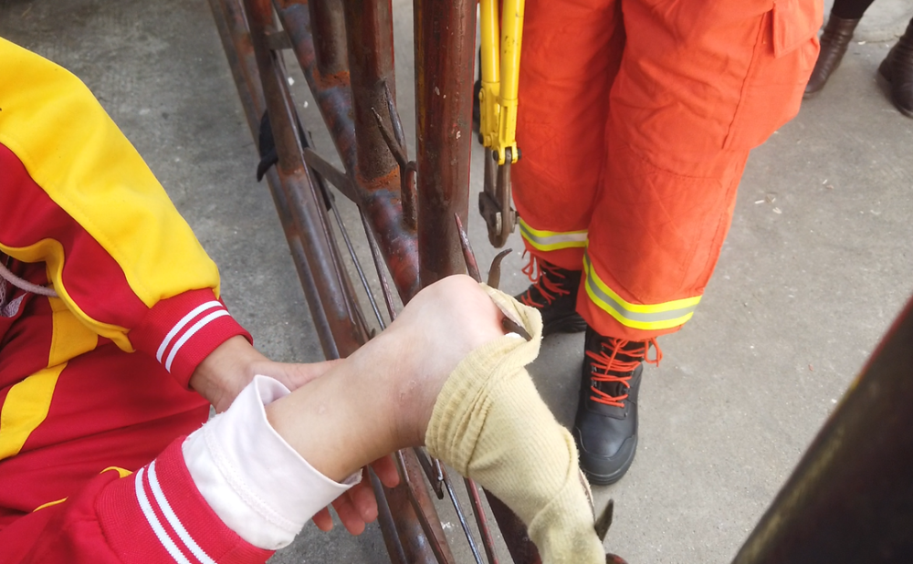 放学惊魂!女孩脚底被1厘米铁刺刺穿 消防紧急破拆救援