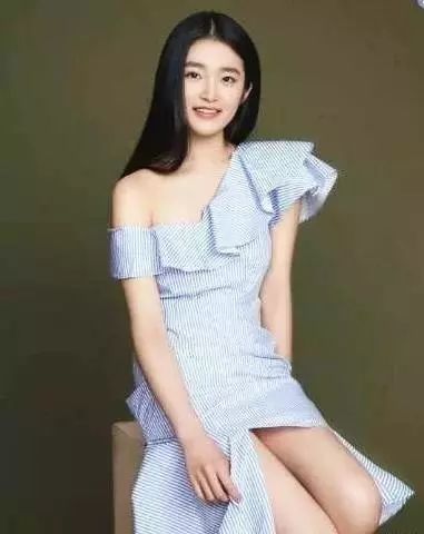 巧合的是,虽然林青霞的亲生女儿们长的不像她,但却有个和她没有血缘