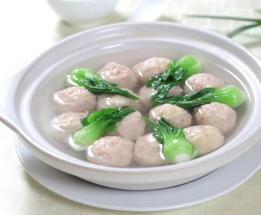 光滑细嫩,富有弹性,色白汤浓,味道鲜美.