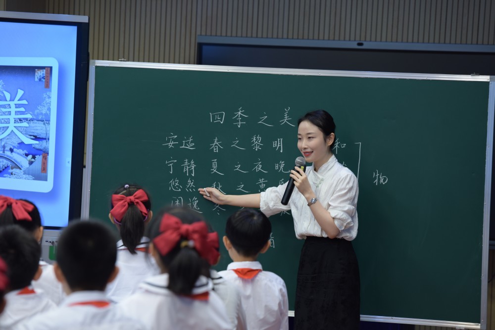 活动伊始,岗厦小学语文教师刘恋倾情献课——《四季之美》,带领学生由