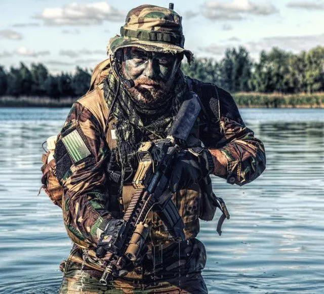为什么特种兵是在脸上涂抹油彩而特警却是在脸上戴面罩