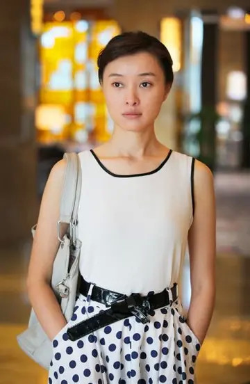 49岁吴越的发型告诉我们:"中年女人放弃刘海更有书卷气"_腾讯新闻