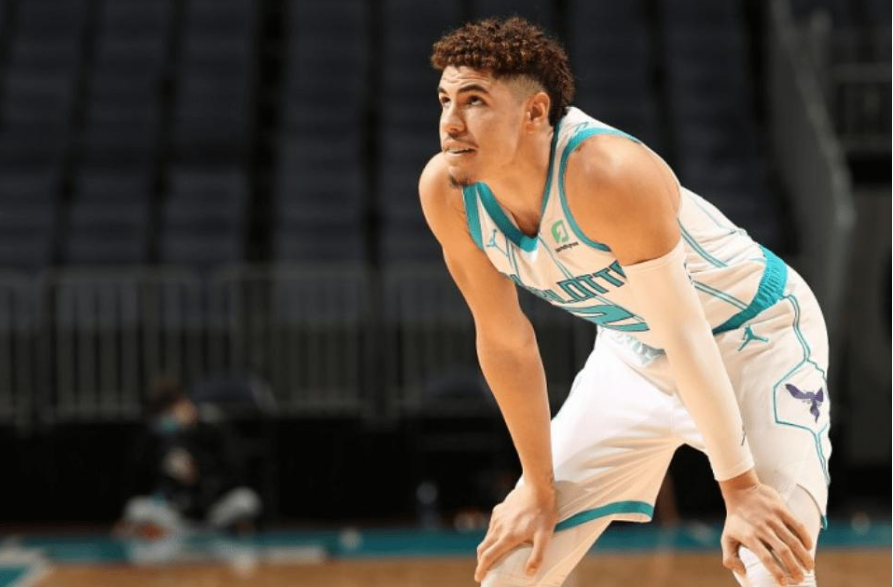 nba 夏洛特黄蜂队的拉梅洛鲍尔，他在暗示自己所在球队的未来？