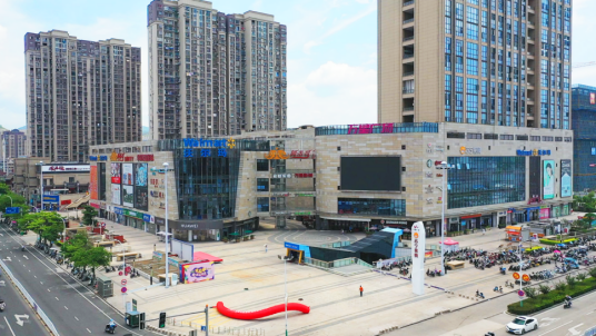 区域内各种高端住区云聚,帷幄万星广场,时代广场,五大中心,启明中学