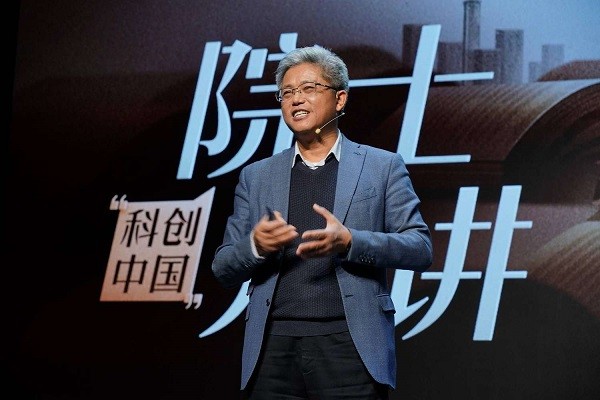 图说:中国科学院院士,兵器专家毛明讲授"创新设计成就最快战车" 采访