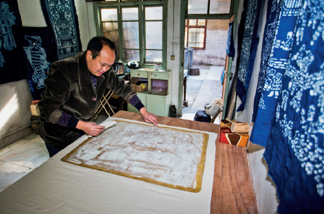 天井靠右边是个蓝渍斑斑的大水泥池,水泥池用石棉瓦覆盖