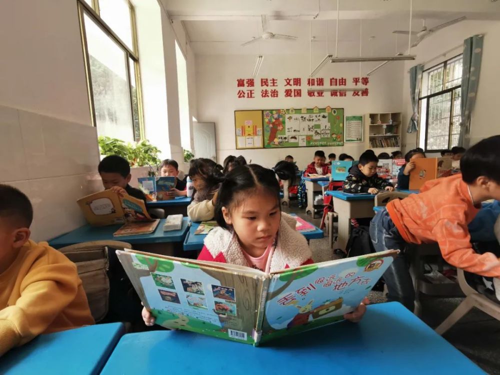 株洲市图书馆阅读推广进校园——走进九方雪峰学校