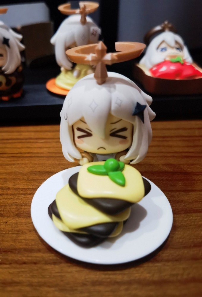 把众多珍贵食材连同派蒙一起放入锅中,以高汤浸没,文火慢慢炖煮,不仅