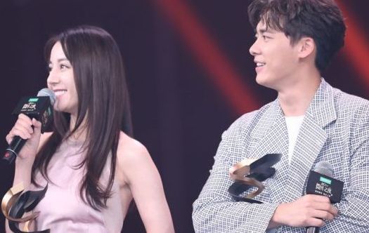 微博之夜迪丽热巴对李易峰说是否闻到空气的特殊味道李易峰搞笑回复屁